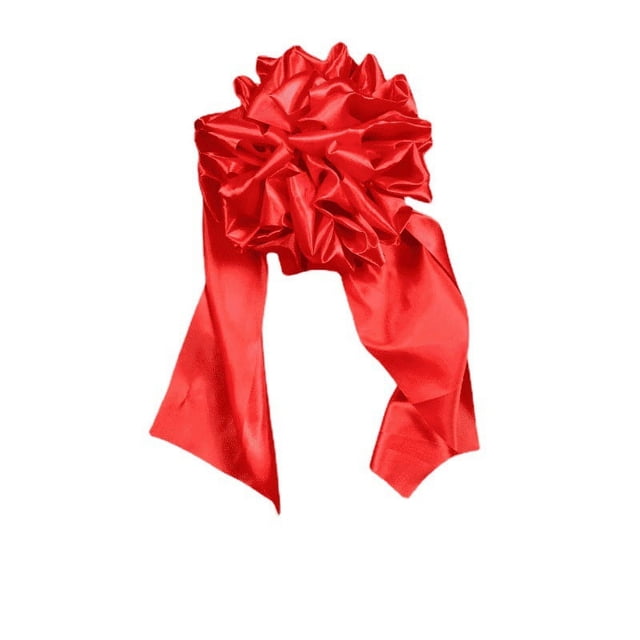 La gran bola de flores rojas anuncia la apertura del coche nupcial y la ceremonia de corte de cinta anuncia la entrega de la gran flor roja a la puerta de la casa y el traslado de las flores de seda