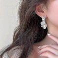 thumbnail image 4 of Pendientes colgantes Yashi HYFAD 3 piezas joyería de moda chapada en oro Zircon Acrílico blanco flor, 4 of 5
