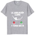 thumbnail image 1 of La jubilación está llamando y tengo ir camiseta algodón divertida texto español regalo jubilado papá camiseta Casual suave Camiseta de Unisex, 1 of 7