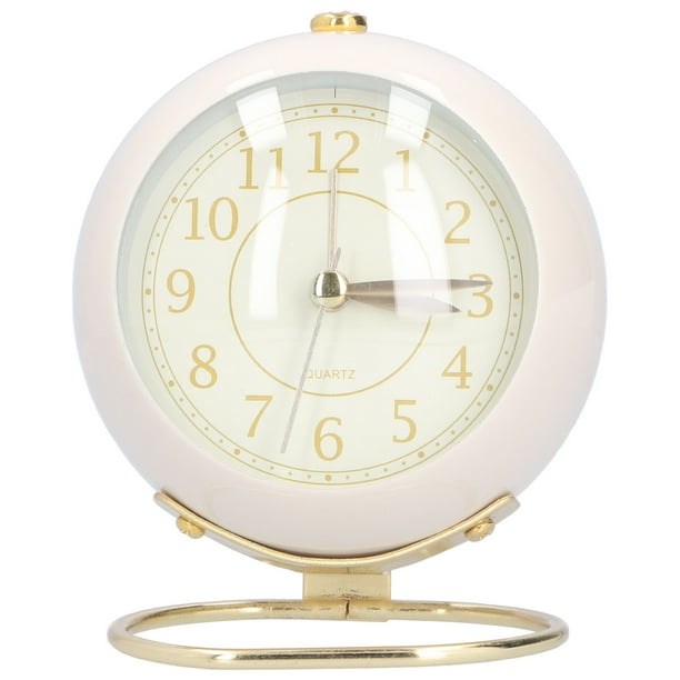 Reloj despertador silencioso, sin tictac, con pintura metálica, ahorro de energía, protección ocular, funciona a pilas, pequeño reloj con luz nocturna, color beige y dorado.