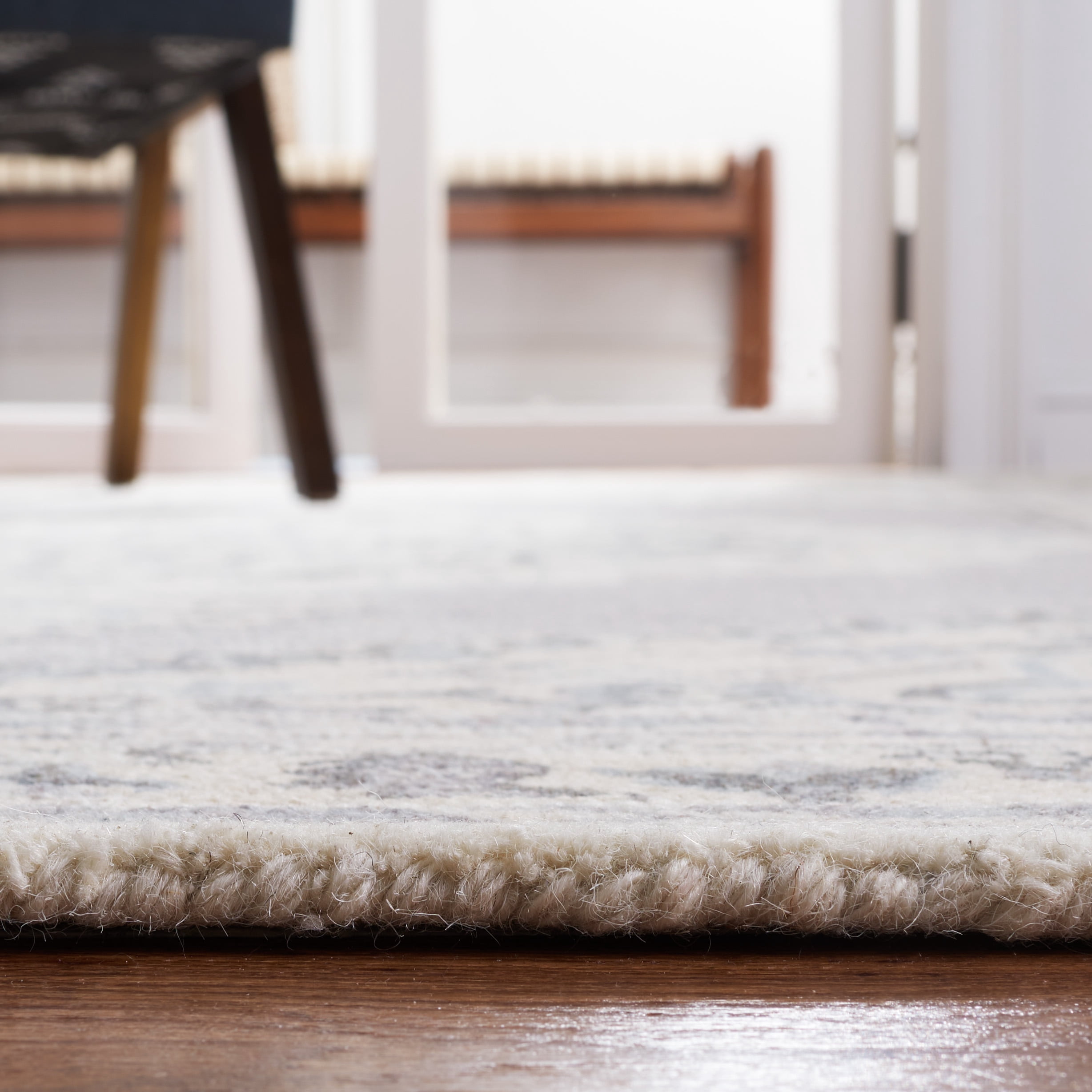 SAFAVIEH Metro Bevis Medallion Area Rug, Grey/Ivory, 4' x 6'