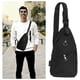 thumbnail image 2 of Bolso bandolera bandolera de cuero de la PU de los hombres con bolsa de ocio con cremallera para auriculares USB (Negro), 2 of 5