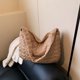 thumbnail image 4 of Bolso bandolera para mujer Bolso de hombro acolchado informal Bolso de compras (Caqui), 4 of 9