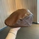 thumbnail image 2 of Gorra plana Gatsby Newsboy para hombre, piel marrón, 2 of 2