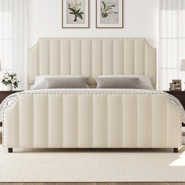 Cama Queen Tapizada con Cabecero Alto - Diseño de Canales Verticales, Acabado en Terciopelo Crema y Ribete con Tachuelas - Estructura de Plataforma sin Necesidad de Somier