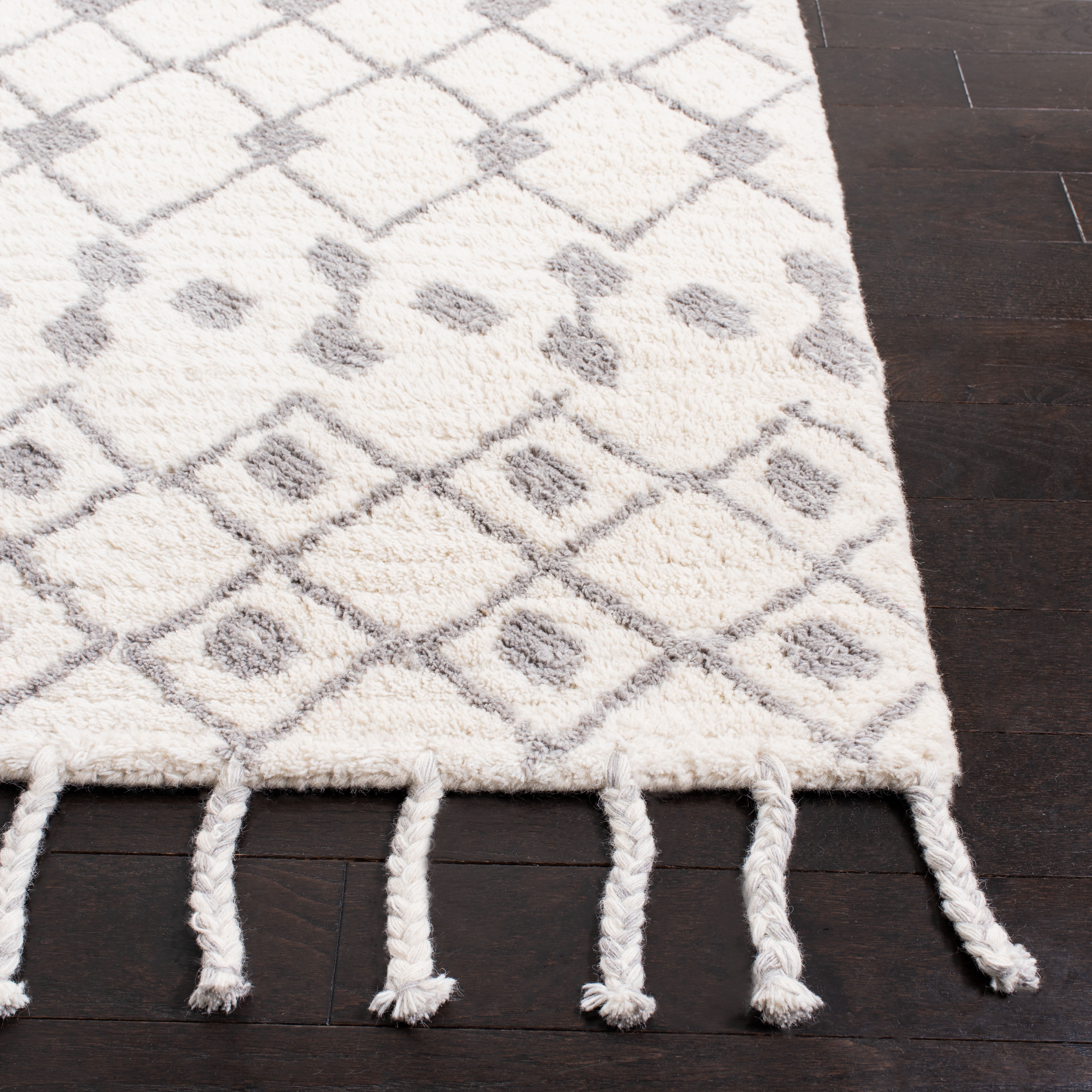 SAFAVIEH Casablanca Victoria Moroccan Wool Runner Rug, Ivory/Silver, 2'3" x 8'