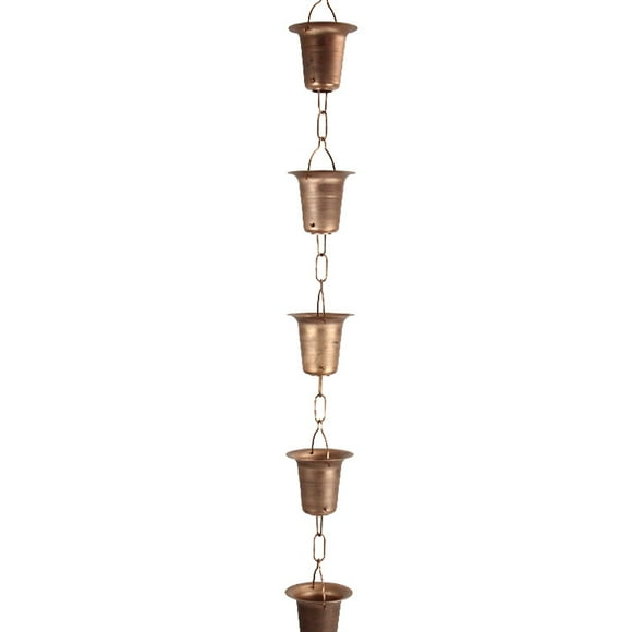 Pasillo del patio del edificio antiguo con cadena de lluvia de metal estilo multicolor disponible