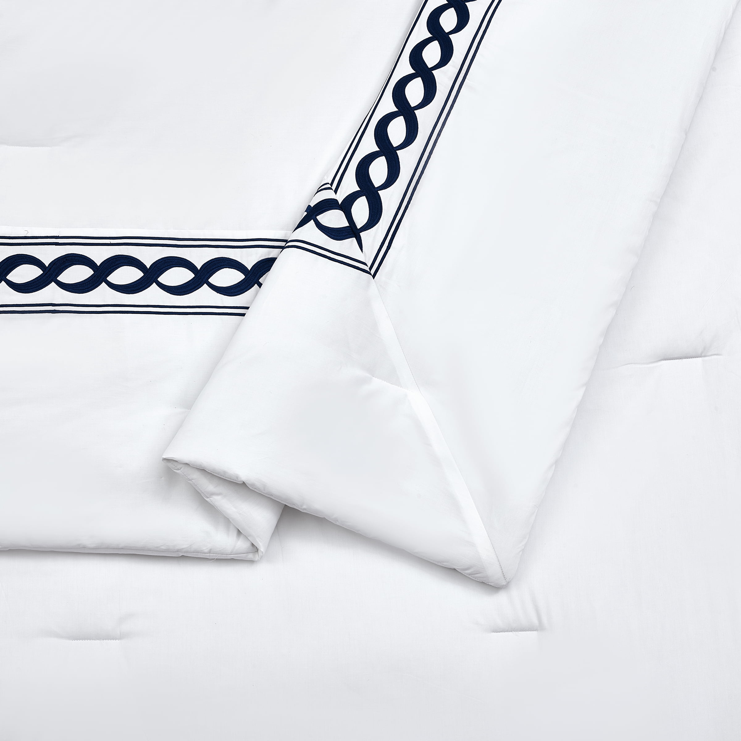 Dee Ocleppo Embroidered Cable Border White/Navy 3-Piece Hotel Style Comforter Set, King