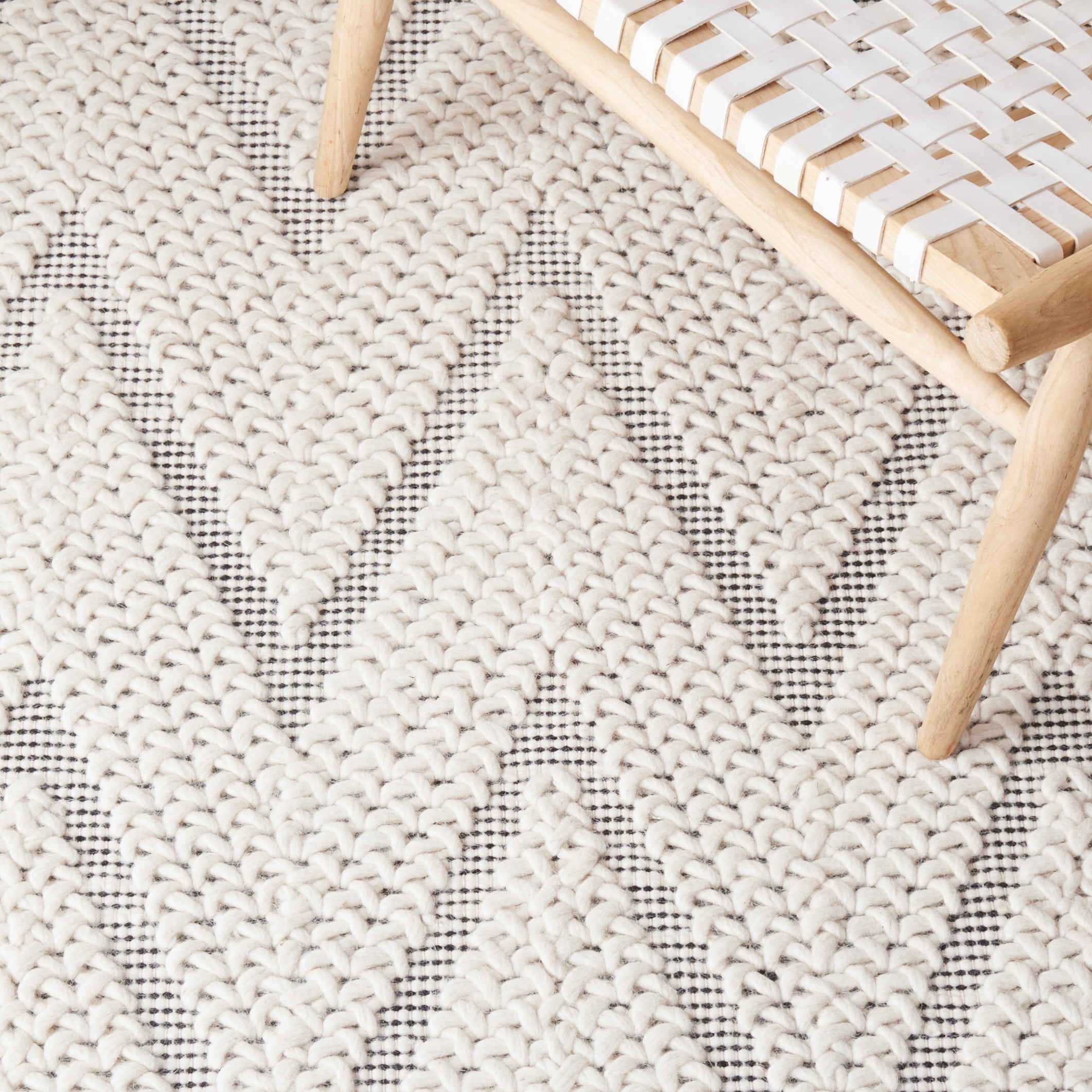 SAFAVIEH Natura Paula Zig-Zag Area Rug, Ivory/Black, 4' x 6'