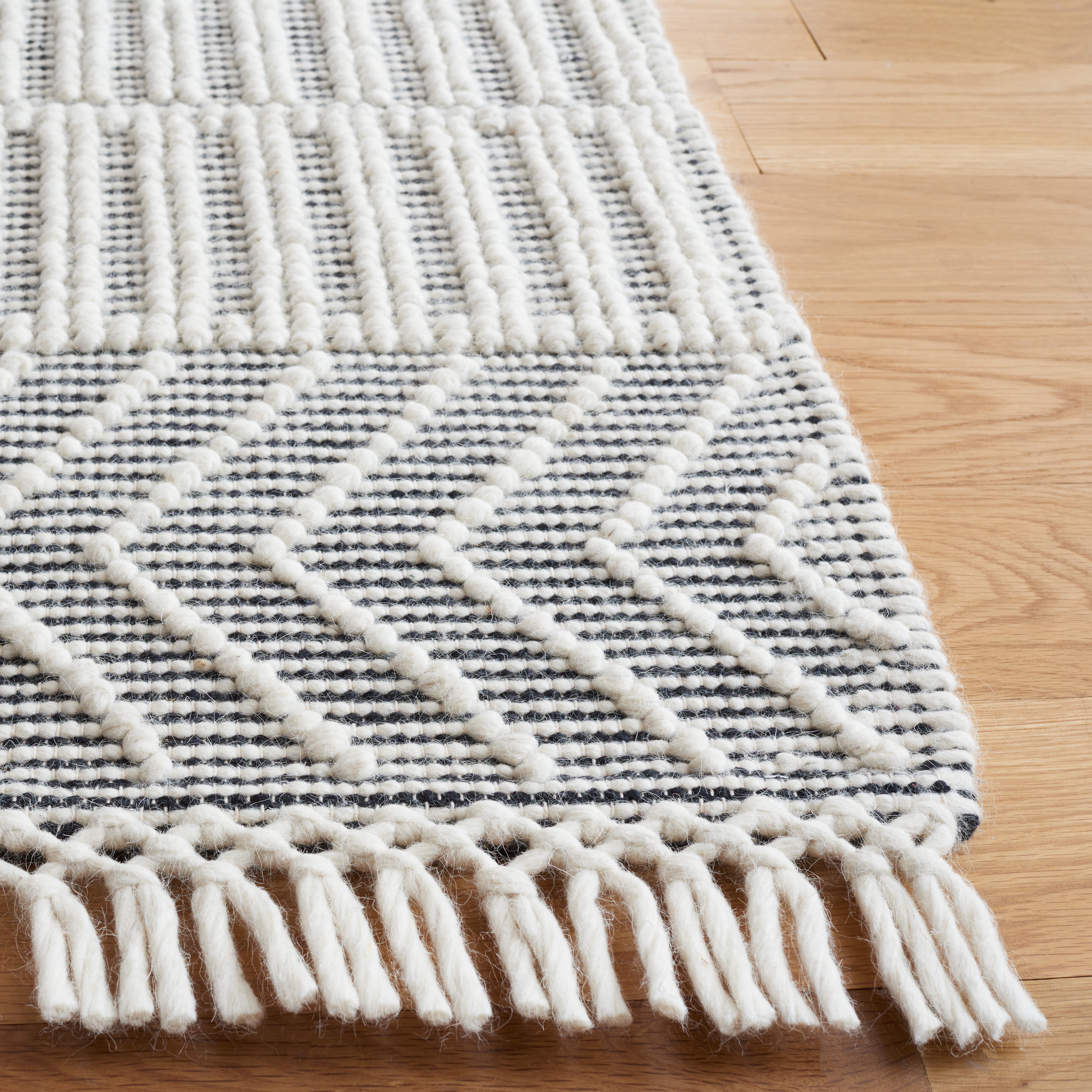 SAFAVIEH Marbella Scarlett Diamond Runner Rug, Ivory/Black, 2'3" x 8'