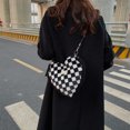 thumbnail image 2 of Bolso de piel de felpa con forma de corazón Hugtrwg Bolso pequeño con asa superior tablero de ajedrez, 2 of 9