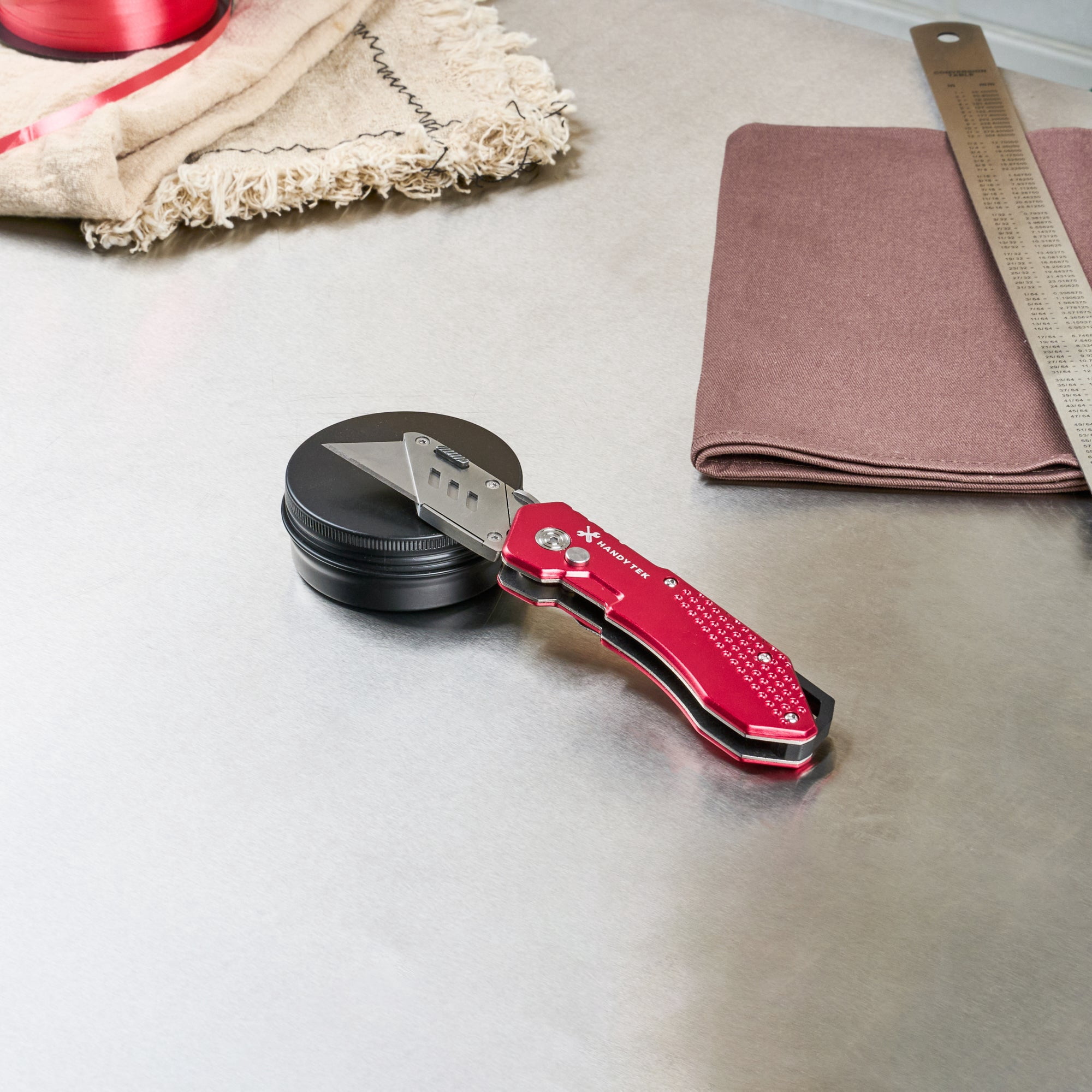 Restaurantware-Handy Tek Quick Change Blade Razor Knives, 6 Folding Utility Knives - Includes 6 Sharp Blades, 19 mm Wide, Red Stainless Steel Box Cutters, Lock-Back Design, Heavy-Duty