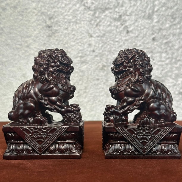 Ebony wood carved lion figurines, a pair of lions, solid wood home decorations for the entrance and living room, creative ornaments and handicrafts.
