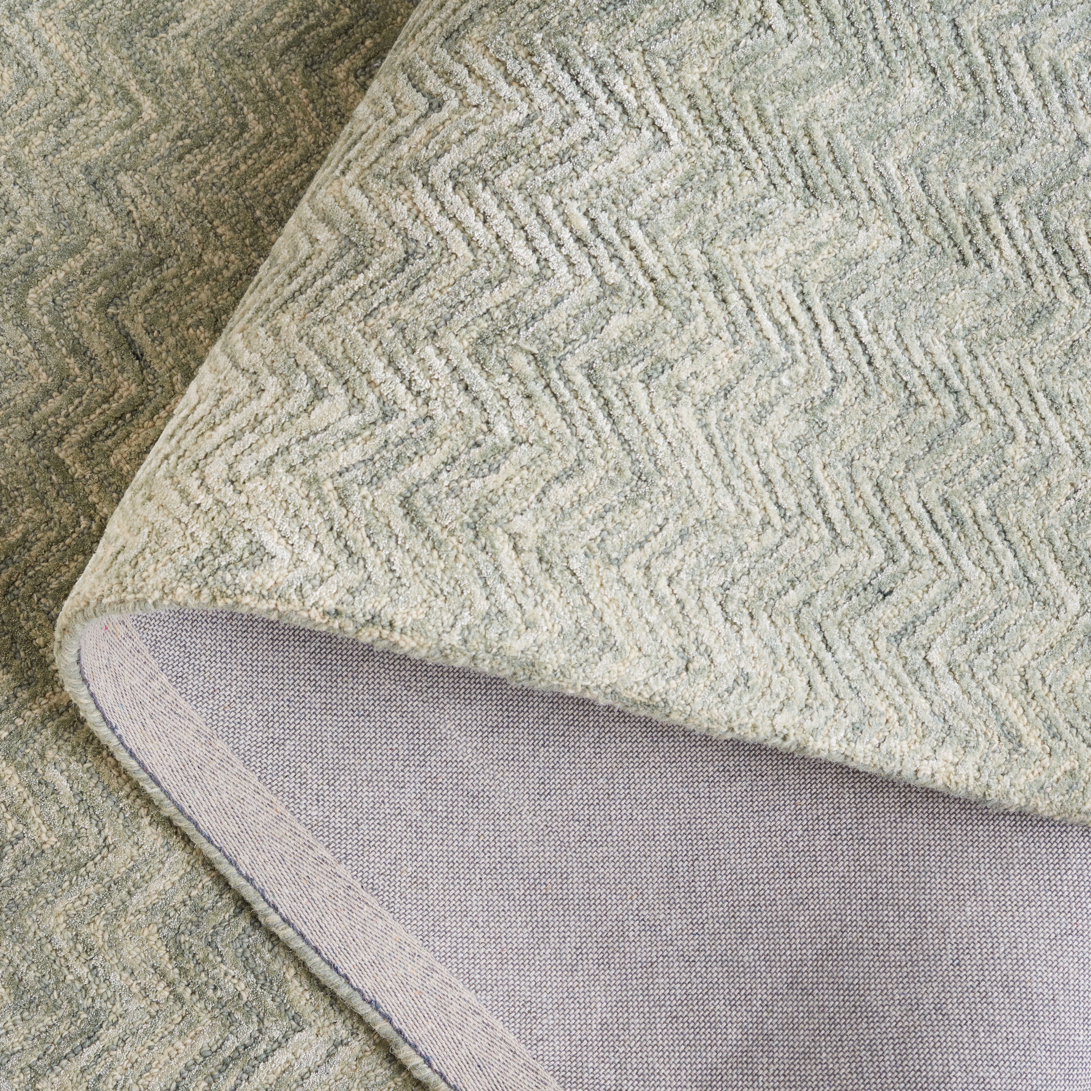 SAFAVIEH Glamour Flanagan Wavy Striped Runner Rug, Green/Ivory, 2'3" x 8'