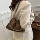 thumbnail image 2 of Bolso de axila con pliegues pequeño y exclusivo para mujer, nuevo modelo de primavera 2025, estilo retro coreano, bolso tipo cubo versátil con cadena, bandolera., 2 of 10