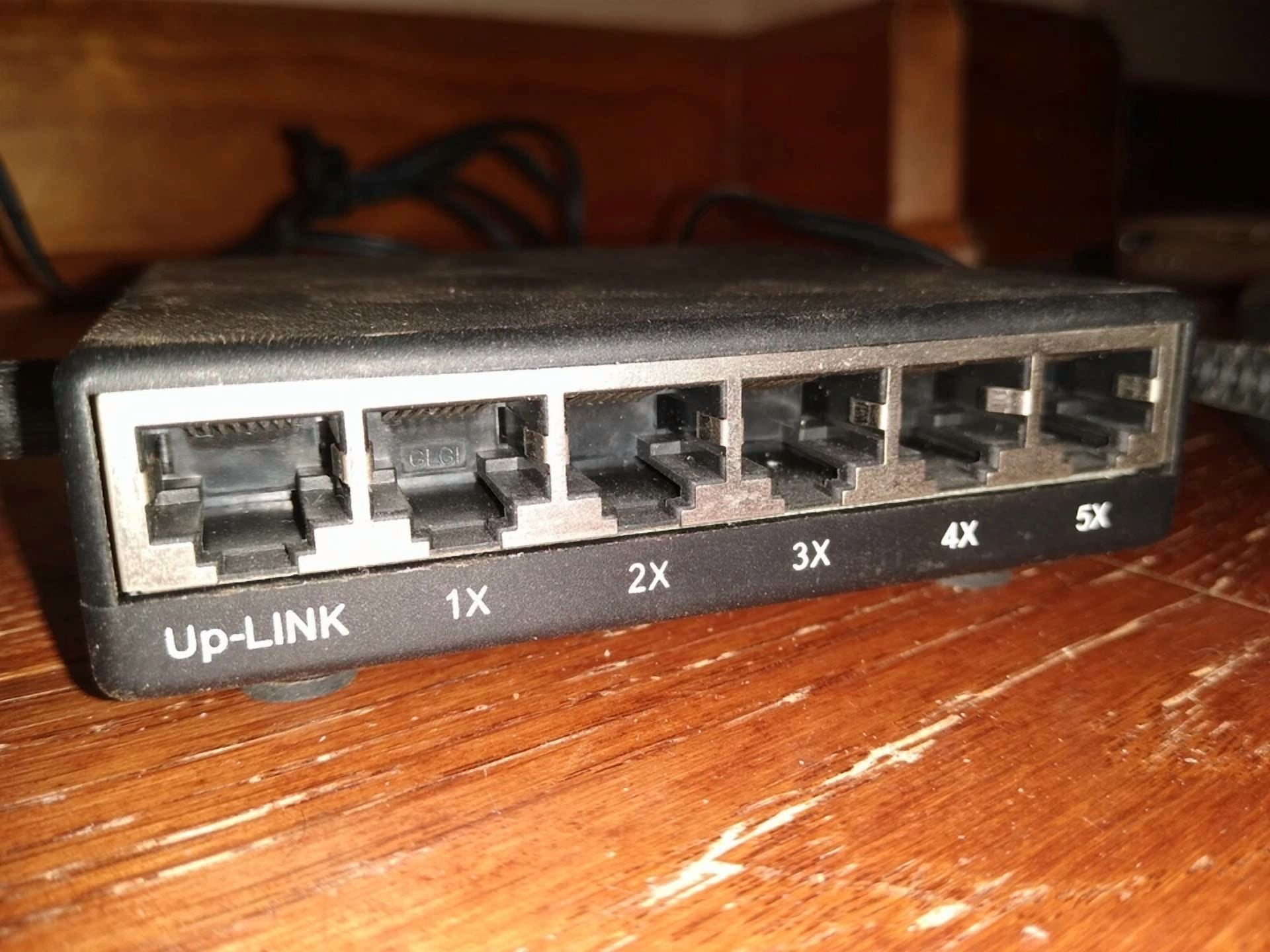 CIRCLE- Rosewill 5 Port 10/100Mbp Network Switch Rc-405X