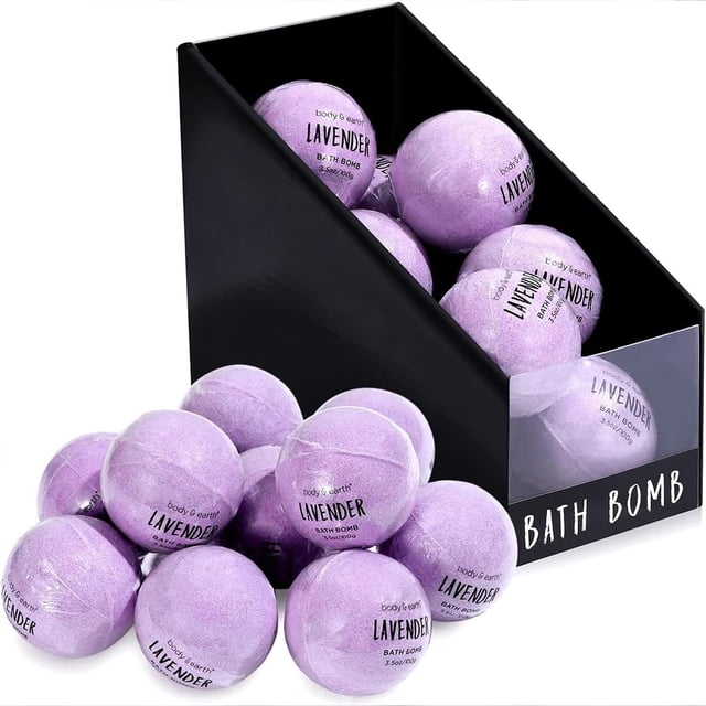 set de regalo bath bombs body & earth con aceites esenciales de lavanda, 350 ml — paquete con 10 bombas de baño lavanda de 3.5 oz cada una en caja negra inclinada; esferas lila con etiqueta 'LAVENDER' visible y acabado mate, ventana frontal transparente, pensado para aromaterapia y spa en casa; también suele usarse para ambientar baños de invitados.