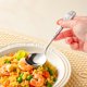 thumbnail image 4 of Cuchara de acero inoxidable con mango antideslizante, diseño con patrón de martillo, cuchara para sopa, arroz y fideos, utensilio de cocina multifuncional, 4 of 7