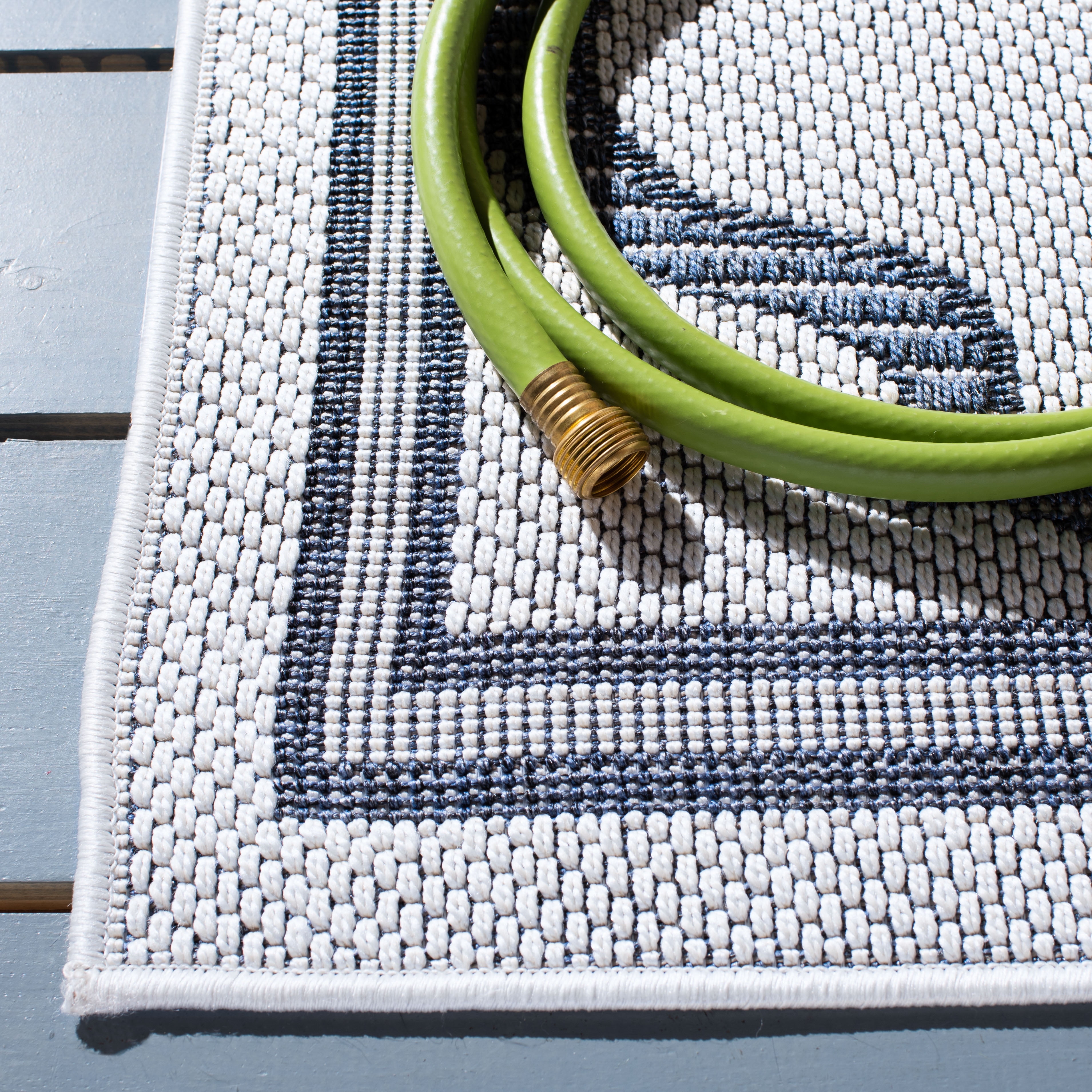 Safavieh Bermuda Geometric Border Quatrefoil Power Loomed Outdoor Rugs, 4' x 6', Stain Resistant