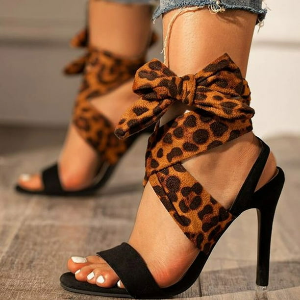 Sandalias de tacón alto con estampado de leopardo y punta abierta