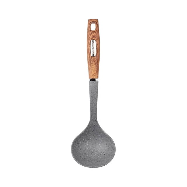 Cucharon Vasconia Prime 33 cms con mango tipo madera y cabezal de nylon resistente hasta 210 °C, diseñado para preparar y servir alimentos cuidando utensilios antiadherentes, con mango ergonómico soft touch y detalle metálico para mejor agarre.