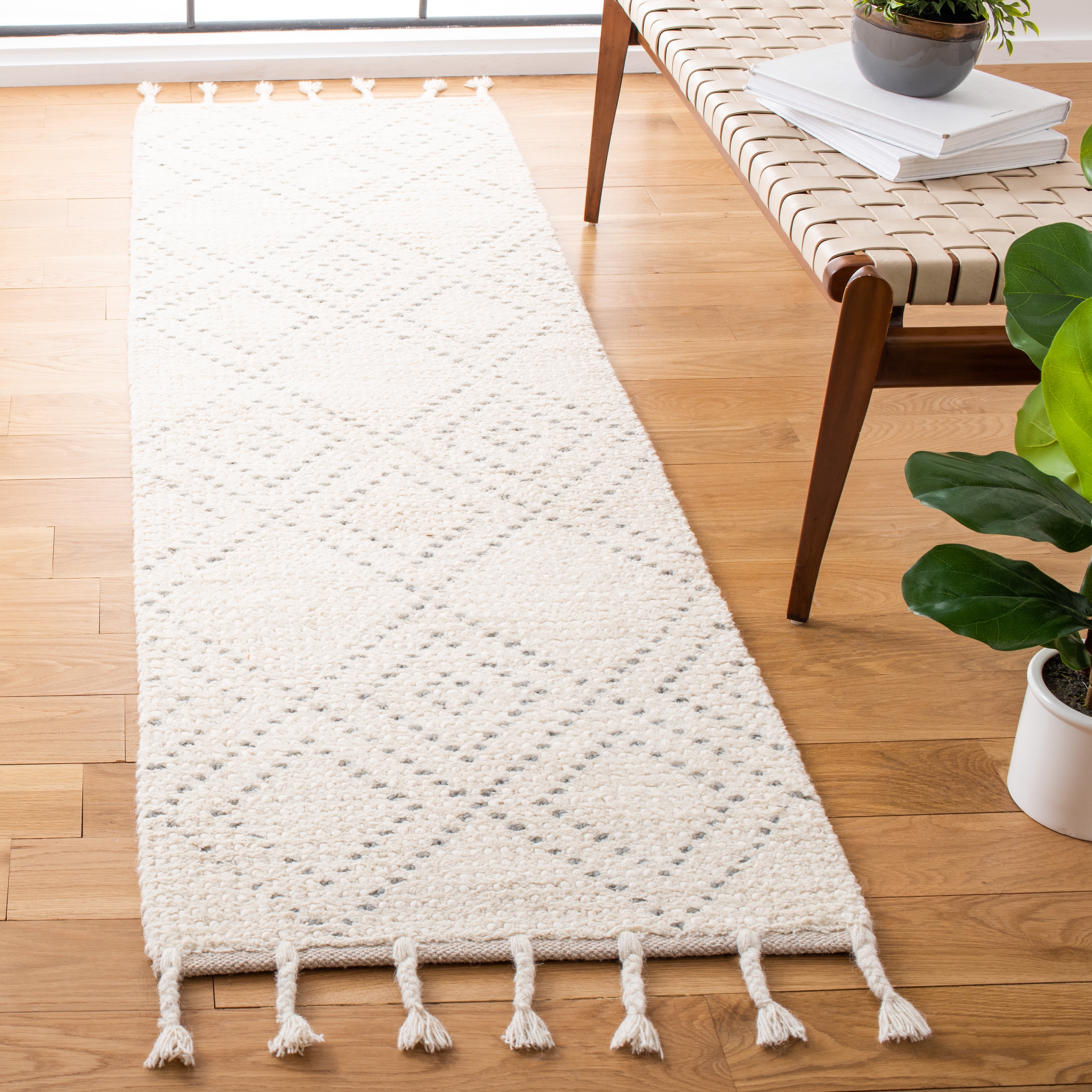 SAFAVIEH Casablanca Idella Diamond Runner Rug, Ivory/Grey, 2'3" x 8'