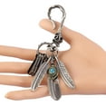 thumbnail image 2 of Llavero de Plumas Turquesa Bohemia Zulema, 2 of 8