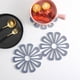 thumbnail image 4 of Esterilla de vajilla resistente al calor engrosada | Posavasus de plástico antideslizante en forma de flor | Portavasos aislante resistente para teteras, tazas y cuencos calientes | 15,8x15,8cm, 4 of 6