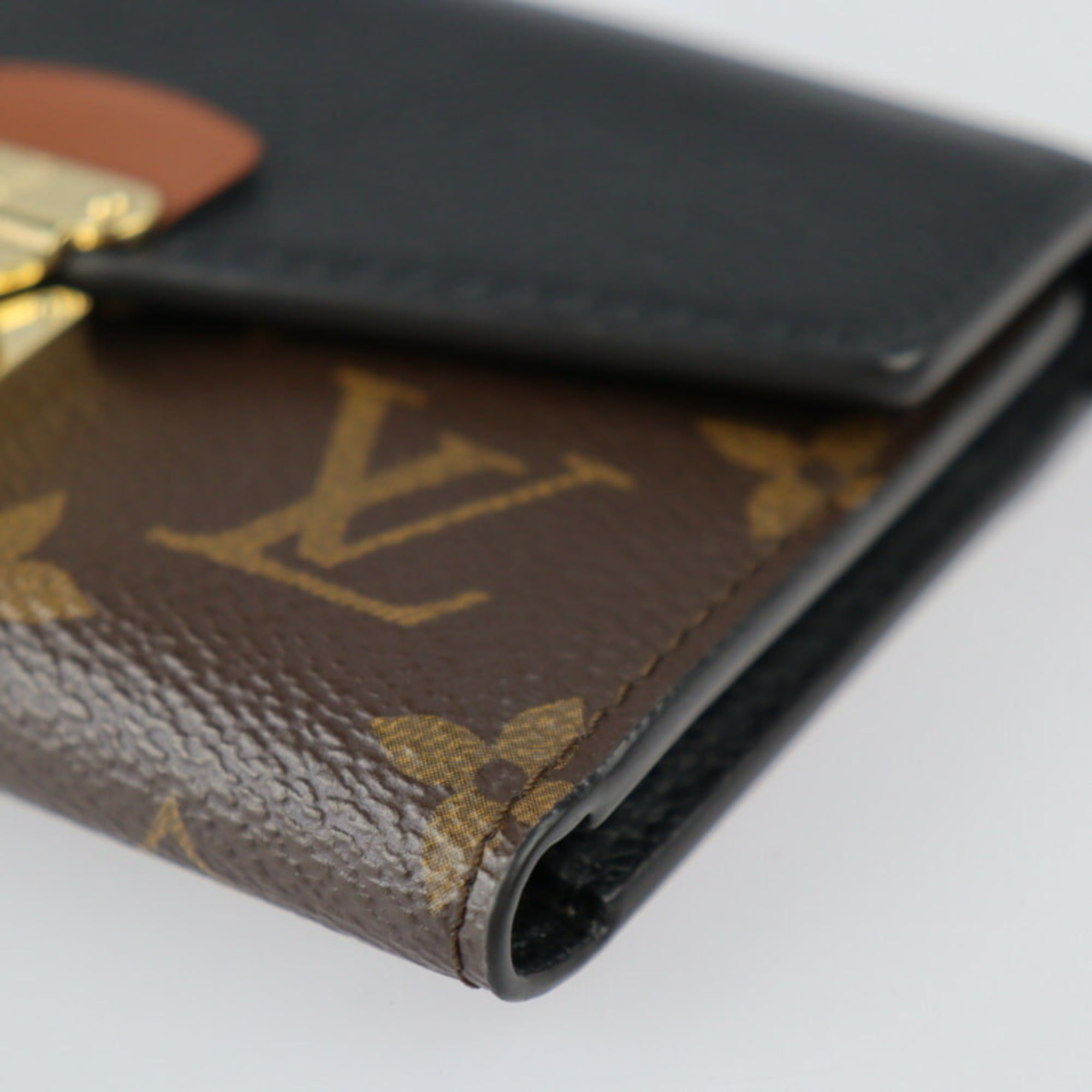 Louis Vuitton Black Epi Trifold Wallet SP1919 for Sale in Bakersfield