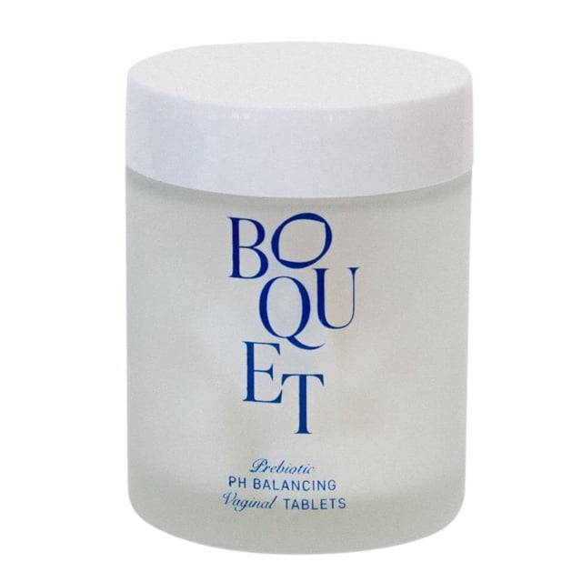 el supositorio prebiótico vaginal en forma de ramo previene el mal olor y el equilibrio del ph Frasco frontal cilíndrico opaco con tapa blanca y logotipo azul "BOQUET"; etiqueta muestra "Prebiotic PH BALANCING Vaginal TABLETS" y indica 30 supositorios; uso vaginal para mantener el equilibrio del pH y reponer la flora vaginal según especificaciones.