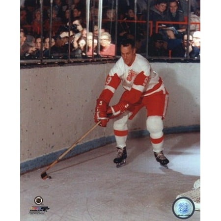 - Gordie Howe - Skating with puck Sports Photo