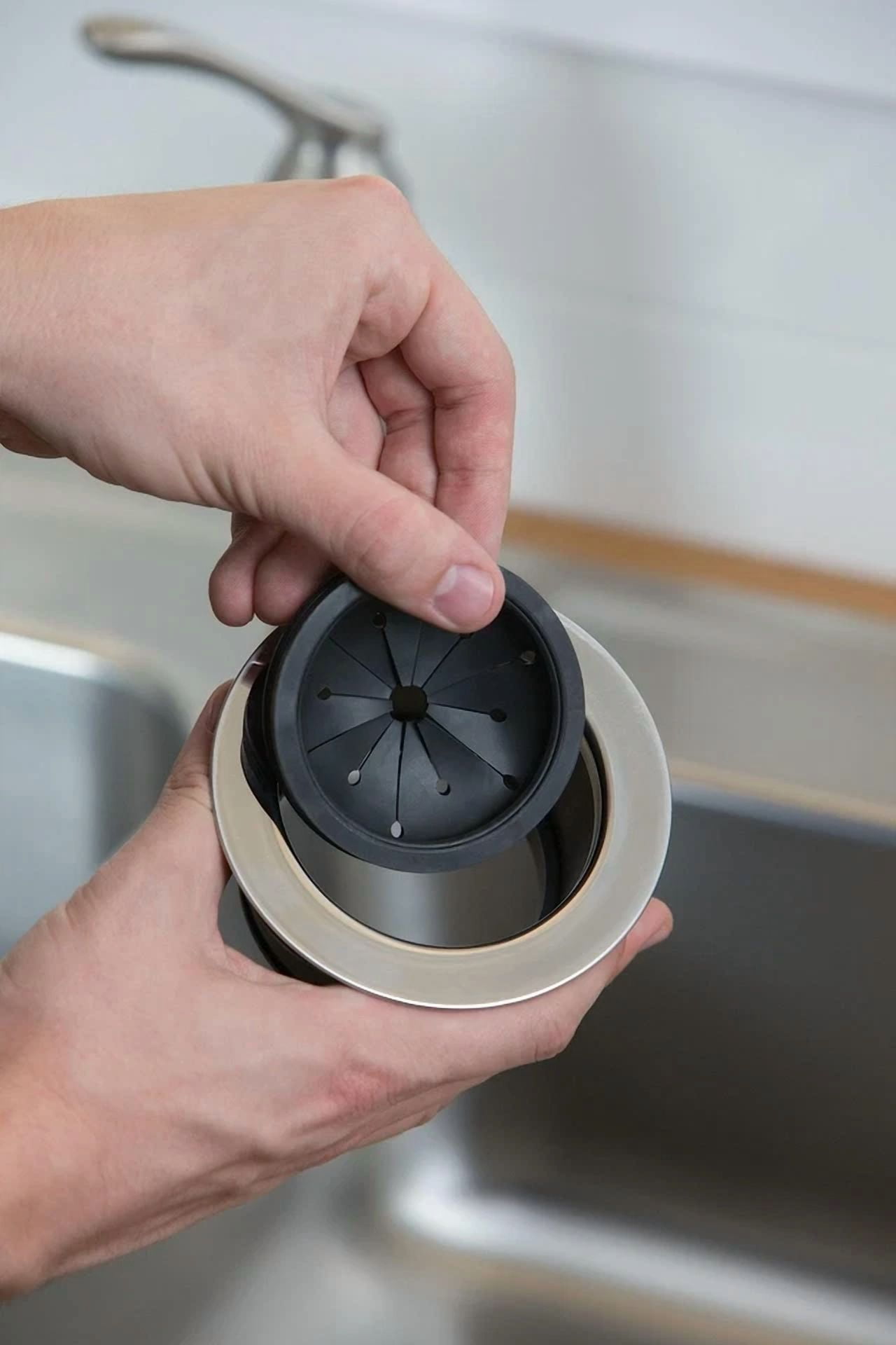 CIRCLE- 1025 Ez Mount Garbage Disposal Stopper And Splash Guard, Black