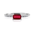 thumbnail image 1 of JeenMata Anillo de Compromiso Solitario con Granate Rojo de Talla Esmeralda (Piedra Natal de Enero) en Oro Blanco de 18 K sobre Plata, 1 of 6