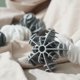 thumbnail image 4 of Las Bolas Lavandería Snowflake Son Anticontaminación Antienredos Y No Dañan La Ropa. La Lavadora Tambor Evita Que La Ropa Se Enrede (24 Piezas) (12 Blancas + 12 Grises)., 4 of 9