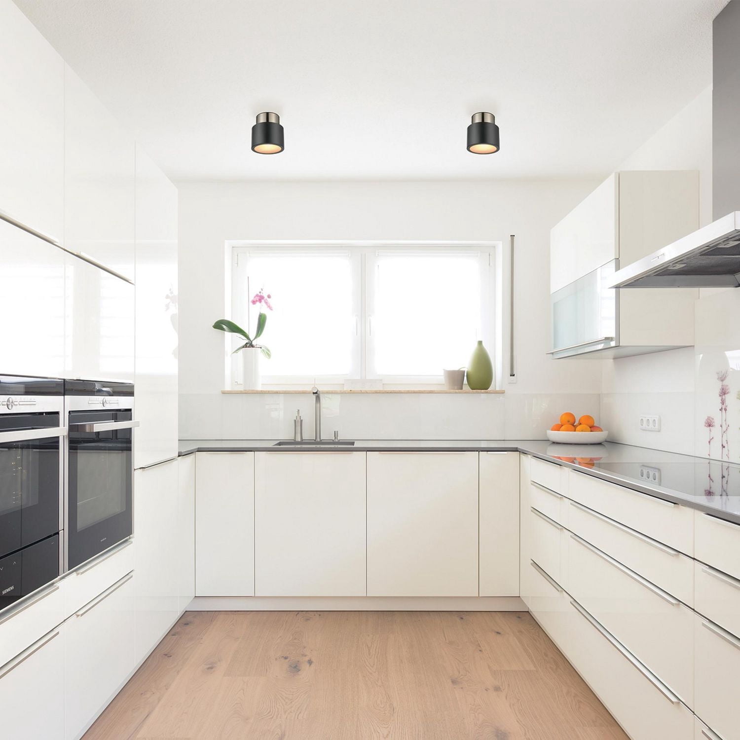 Plafonnier quasi affleurant en métal Stanley par Globe Electric à 1 ampoule, noir mat, accent laiton antique, 61106