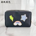 thumbnail image 2 of Bolsa de cosméticos Zefei Wu con letras bordadas cara sonriente PVC impermeable negro, 2 of 3