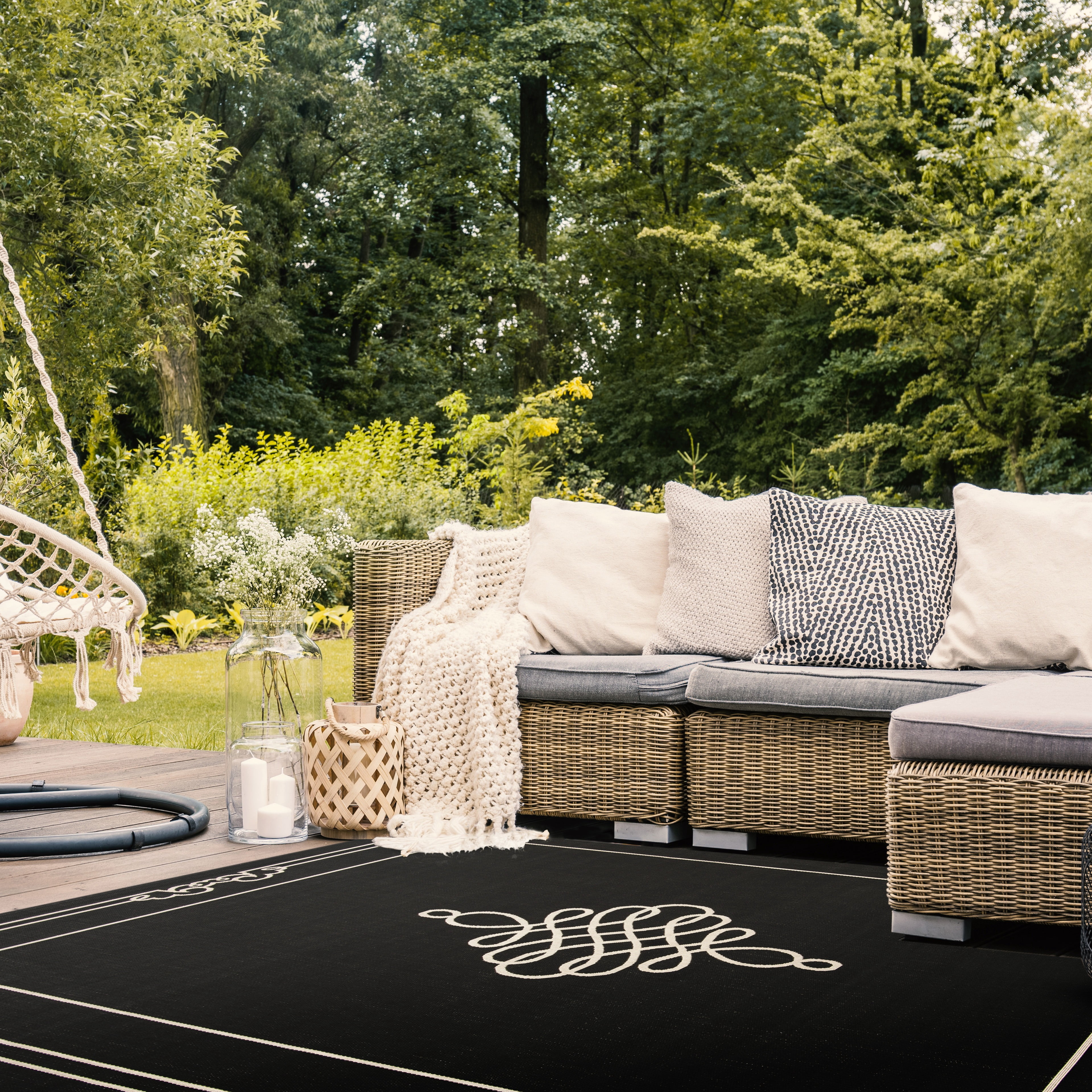 Safavieh Courtyard Andy Medallion Indoor/Outdoor Area Rug, Black/Creme, 4' x 5'7"