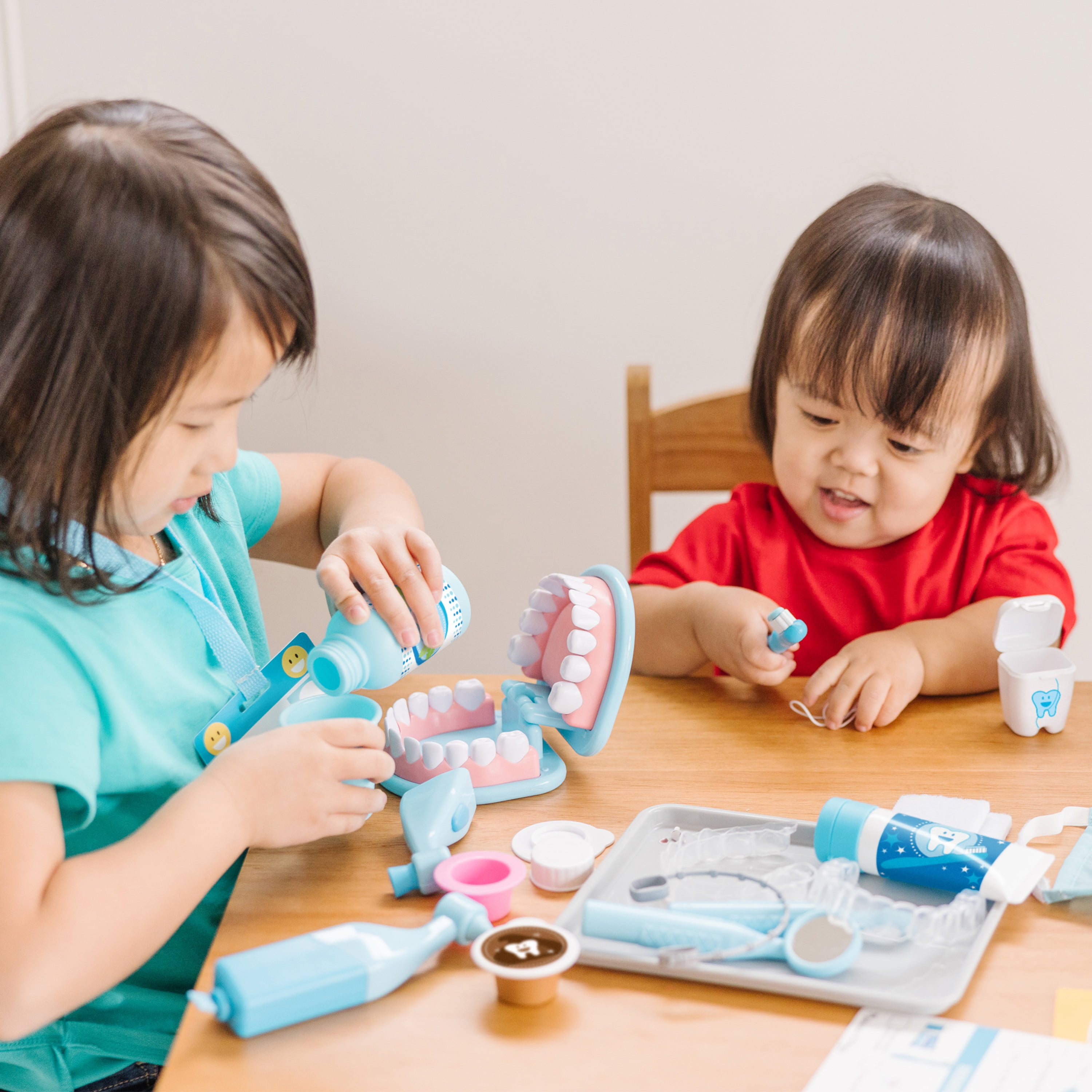 Melissa & Doug Super Smile Dentist Kit for Kids Role Play Toys for 3+ Year  Old Girls, Dentist Toys for Kids, Educational Toys for 3 Year Old Boys