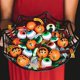 thumbnail image 4 of Decoraciones de Halloween para el hogar, plato de plástico negro, Morado, naranja, telaraña, comida, fruta, suministros para fiestas de Halloween, 2023, 4 of 4