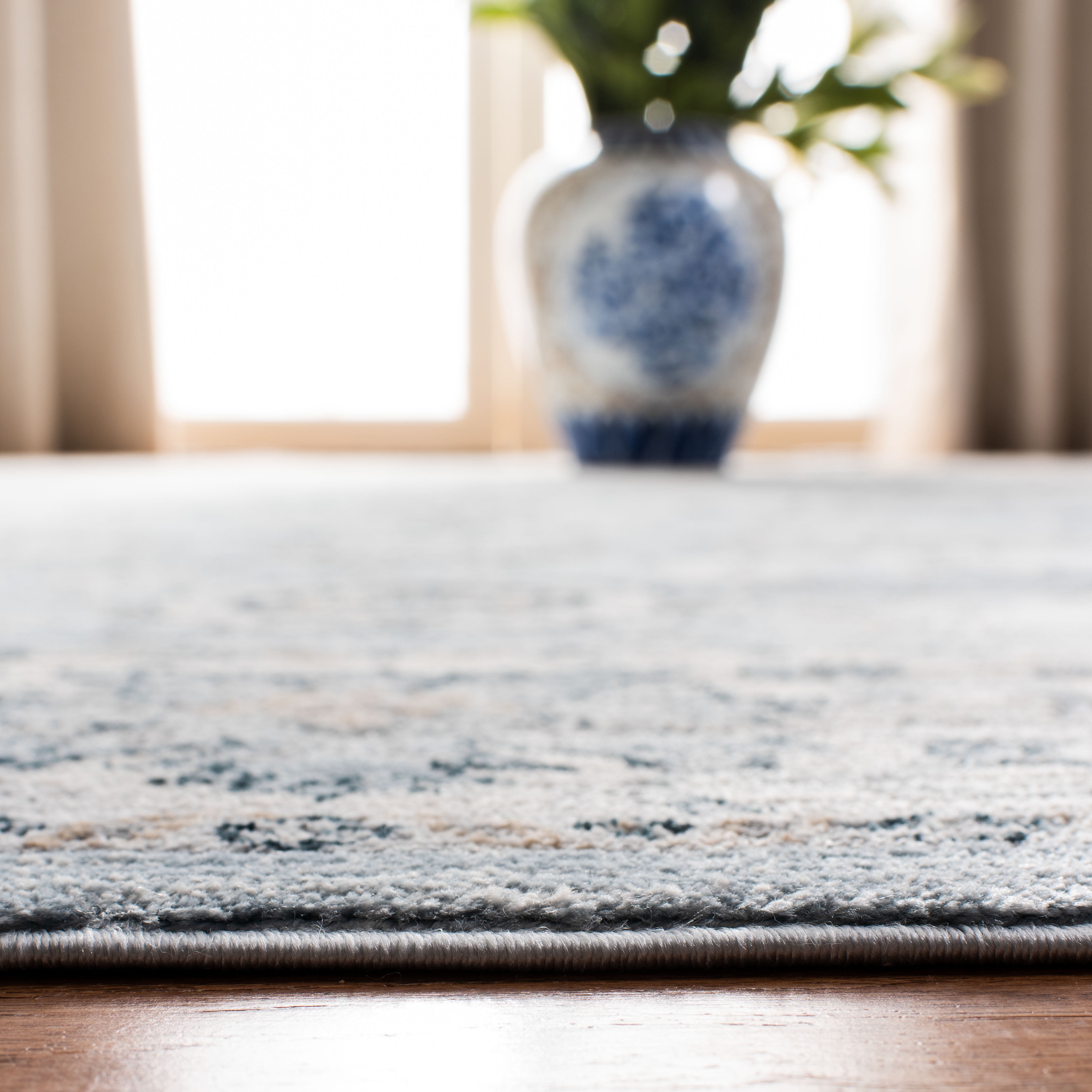 SAFAVIEH Isabella Kiana Oriental Area Rug, Light Blue/Cream, 5'3" x 7'6"