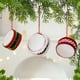 thumbnail image 1 of Colgante rojo para adorno de tambor navideño | Decoración de Árbol de Navidad de Tela | Acentos con purpurina | Cuerda fácil de colgar | Decoración festiva para fiestas en casa | 1 pieza (6,5x3,5cm), 1 of 6