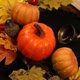 thumbnail image 4 of Corona de otoño artificial con cosecha de hoja de arce, hoja de calabaza, bayas, guirnalda de puerta, decoración para colgar en la pared para Halloween, 4 of 5