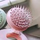 thumbnail image 2 of Peine grande para desenredar el cabello, peine de dientes anchos para cabello rizado, cabello húmedo y seco, peine desenredante sin mango, peine para champú, 1 rosa+1 verde, 2 of 3