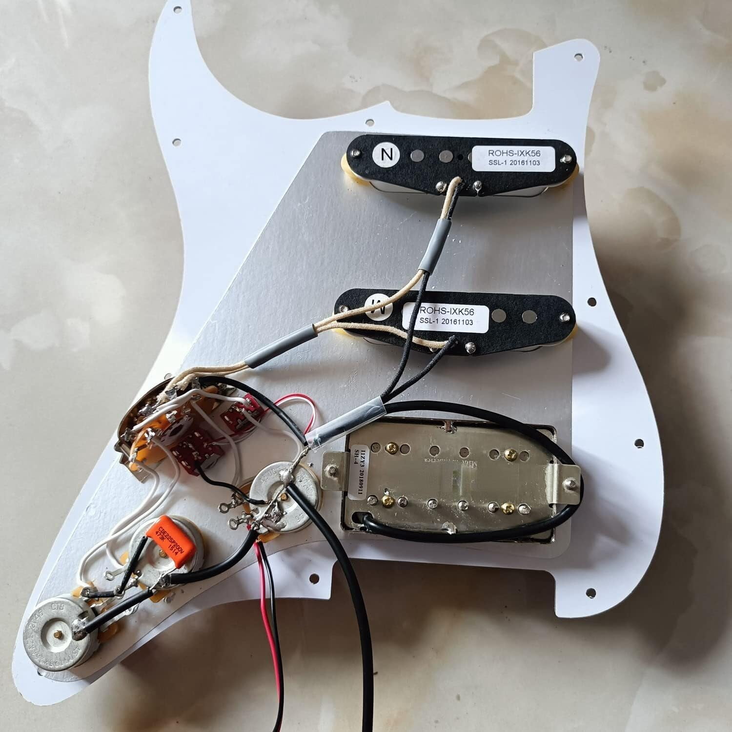 Pickguard Musiclily HSS Prewired Per Chitarra ST - Humbucker Alnico 5, Nero