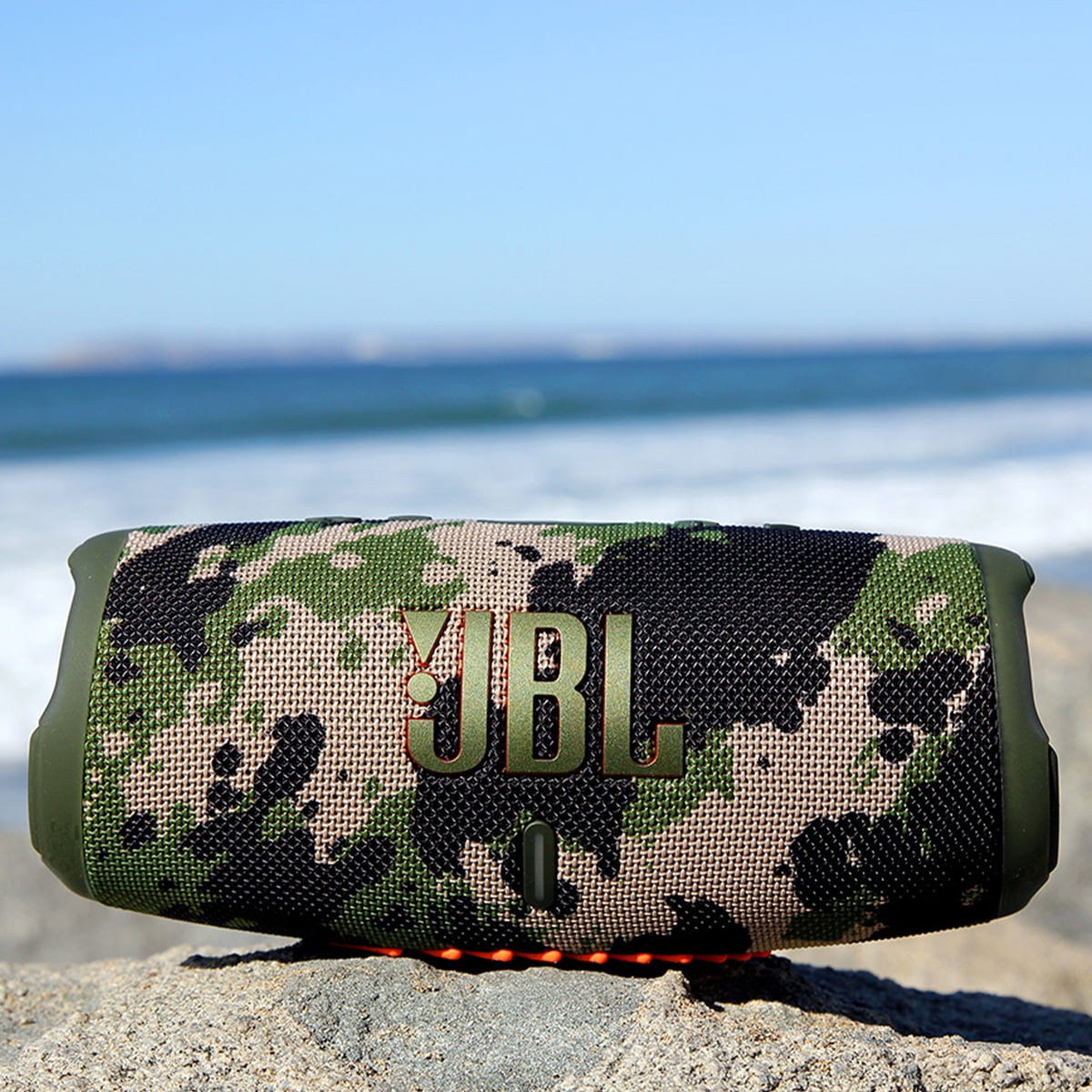 JBL Charge 5 Waterproof Portable Bluetooth Speaker Bundle with gSport Carbon Fiber Case (Camo)  (图3)