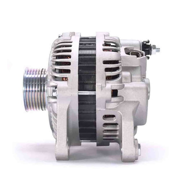 alternador nissan march 4cil 1.6 2016 s-mitsubishi 110a alternador sistema mitsubishi 12V 110A, vista lateral centrada de la unidad gris con carcasa de aluminio ventilada; polea de 6 ranuras a la izquierda, terminales eléctricos y soportes de montaje a la derecha; compatible con OEM A2TG0891. Suele usarse como repuesto para mantenimiento automotriz ligero.