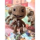 thumbnail image 4 of Juego de pequeños planetas grandes a la moda, muñeca periférica, juguete de dibujos animados Sackboy Afro Sackbot, modelo de figura de acción, llavero colgante, 4 of 6