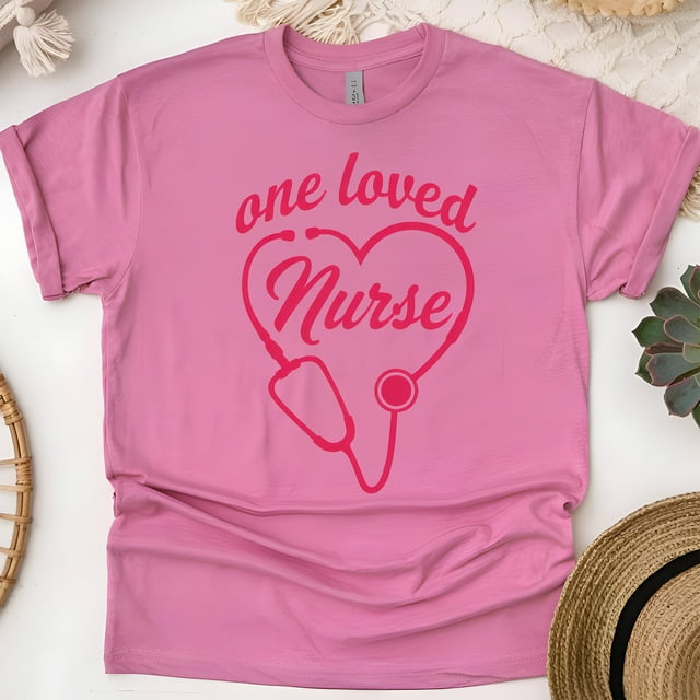 T-Shirt d'Infirmière Aimée pour Femmes, T-Shirt Graphique Cœur avec Stéthoscope, Heliconia, Taille M