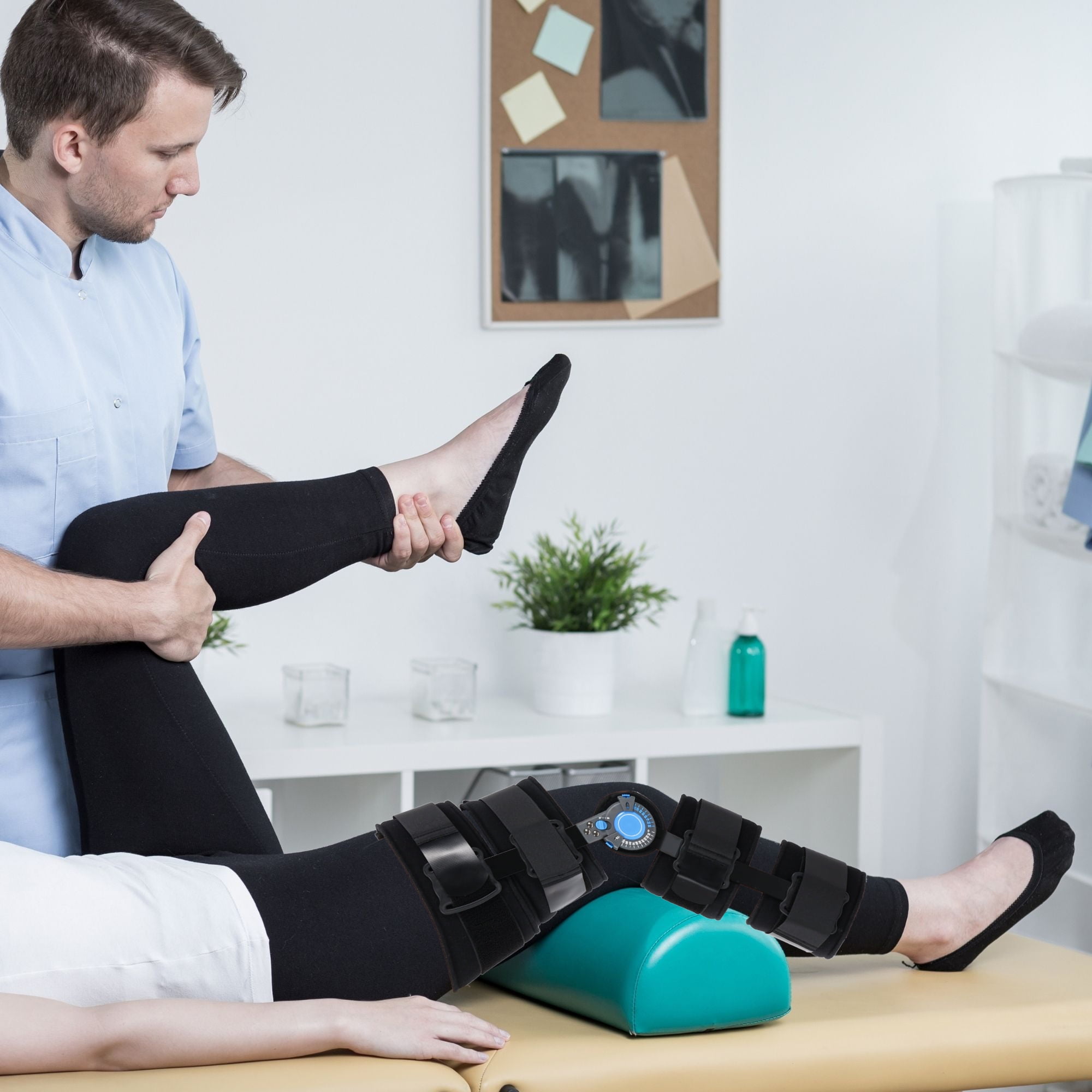Hinged ROM Knee Brace Post Op Knee Support Adjustable Knee Immobilizer with Side Leg Stabilizers for Men and Women for Meniscus Tear, Arthritis, ACL, PCL, Osteoarthritis, Orthopedic Rehab