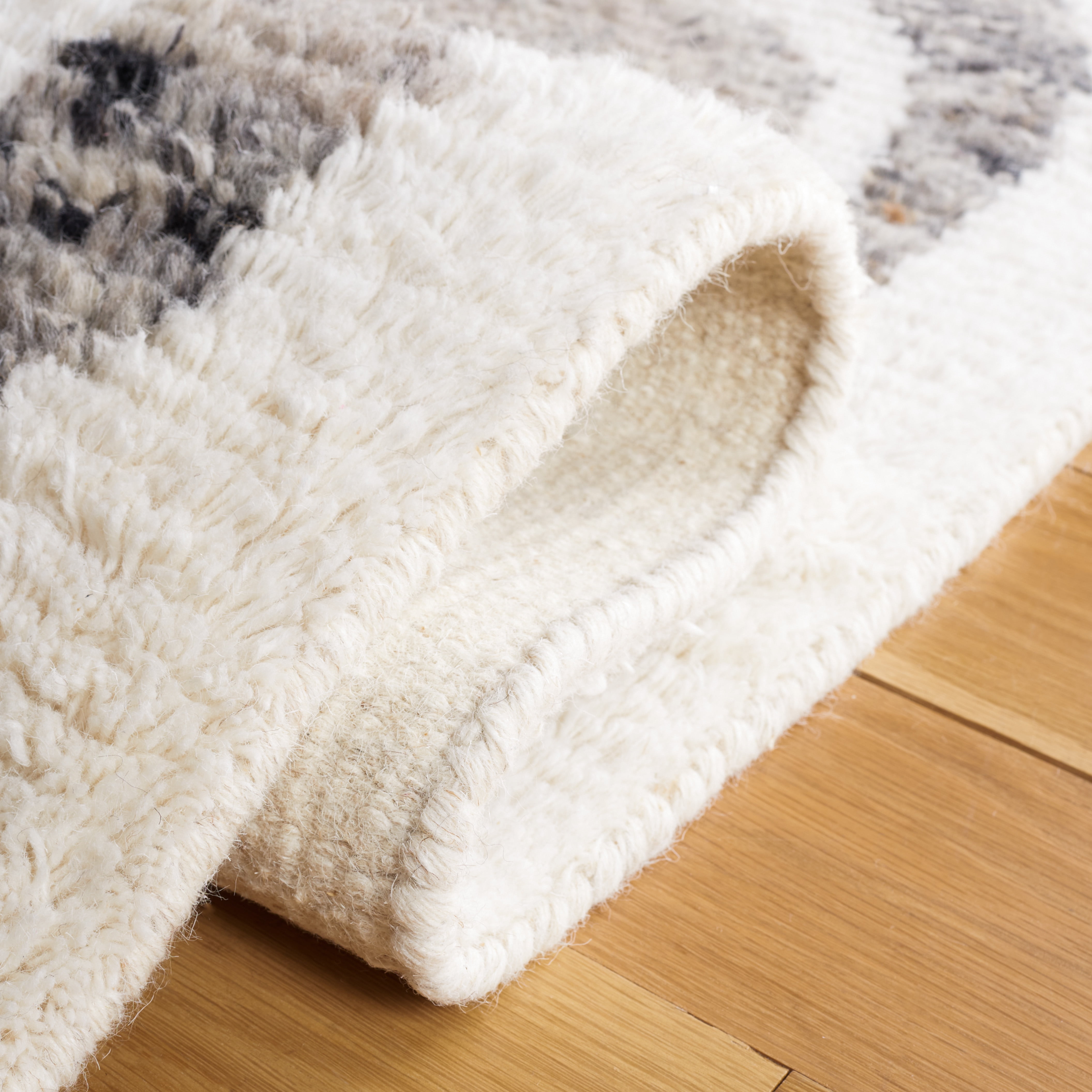 SAFAVIEH Casablanca Rhoda Geometric Wool Area Rug, Ivory/Dark Grey, 6' x 9'